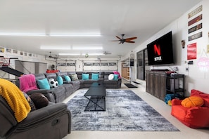 Een smart-tv, videogames, tafelvoetbal en een tafeltennistafel