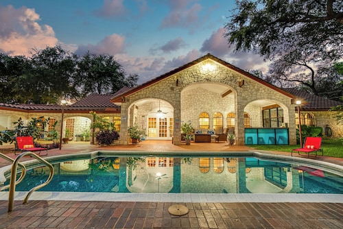 Heated Pool-Game Cave-Slps 16 - Top Home in SA