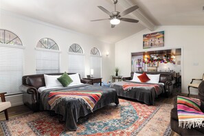 5 Schlafzimmer, Schreibtisch, Bügeleisen/Bügelbrett, Reisekinderbett