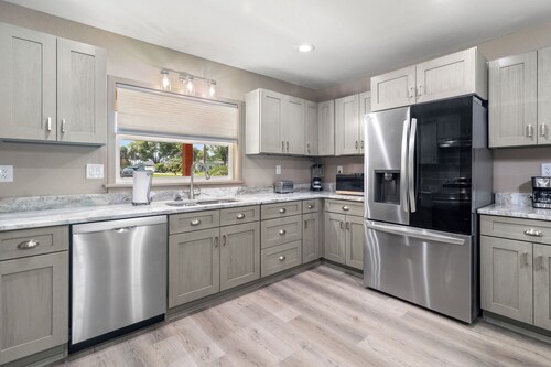 Peaceful and Private Lake Weir Home