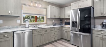 Peaceful and Private Lake Weir Home