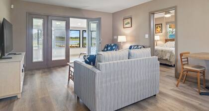 Peaceful and Private Lake Weir Home