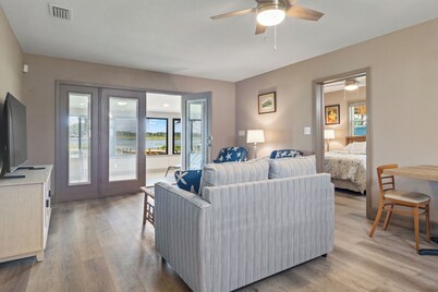 Peaceful and Private Lake Weir Home