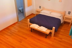 6 bedrooms, iron/ironing board, WiFi, bed sheets