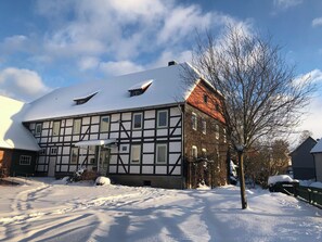 Exterior - Apartment over 2 floors, with yard+garden+parking space, ideal f. Vacationers with child and / or cone (Delligsen)