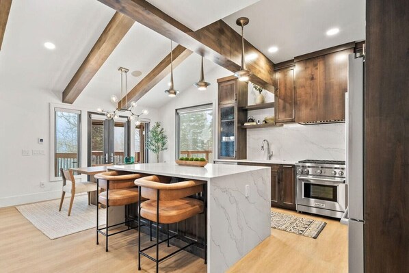 Fridge, microwave, stovetop, dishwasher