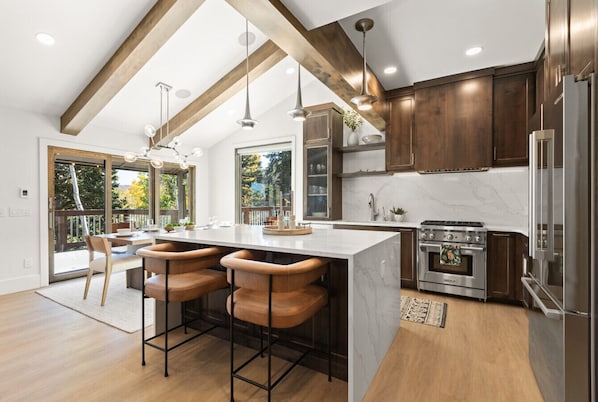 Fridge, microwave, stovetop, dishwasher
