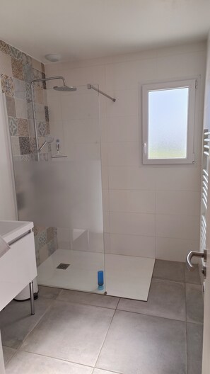 Dusche, Haartrockner, Toilettenpapier