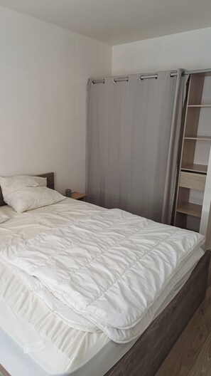 2 Schlafzimmer, Bügeleisen/Bügelbrett