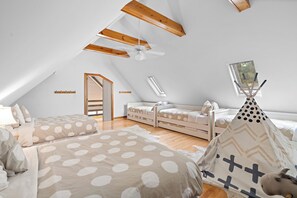 4 slaapkamers, een bureau, een strijkplank/strijkijzer, gratis wifi