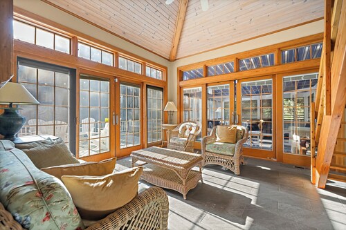 Seagrass Hideaway - Sleeps 16, pool, hot tub