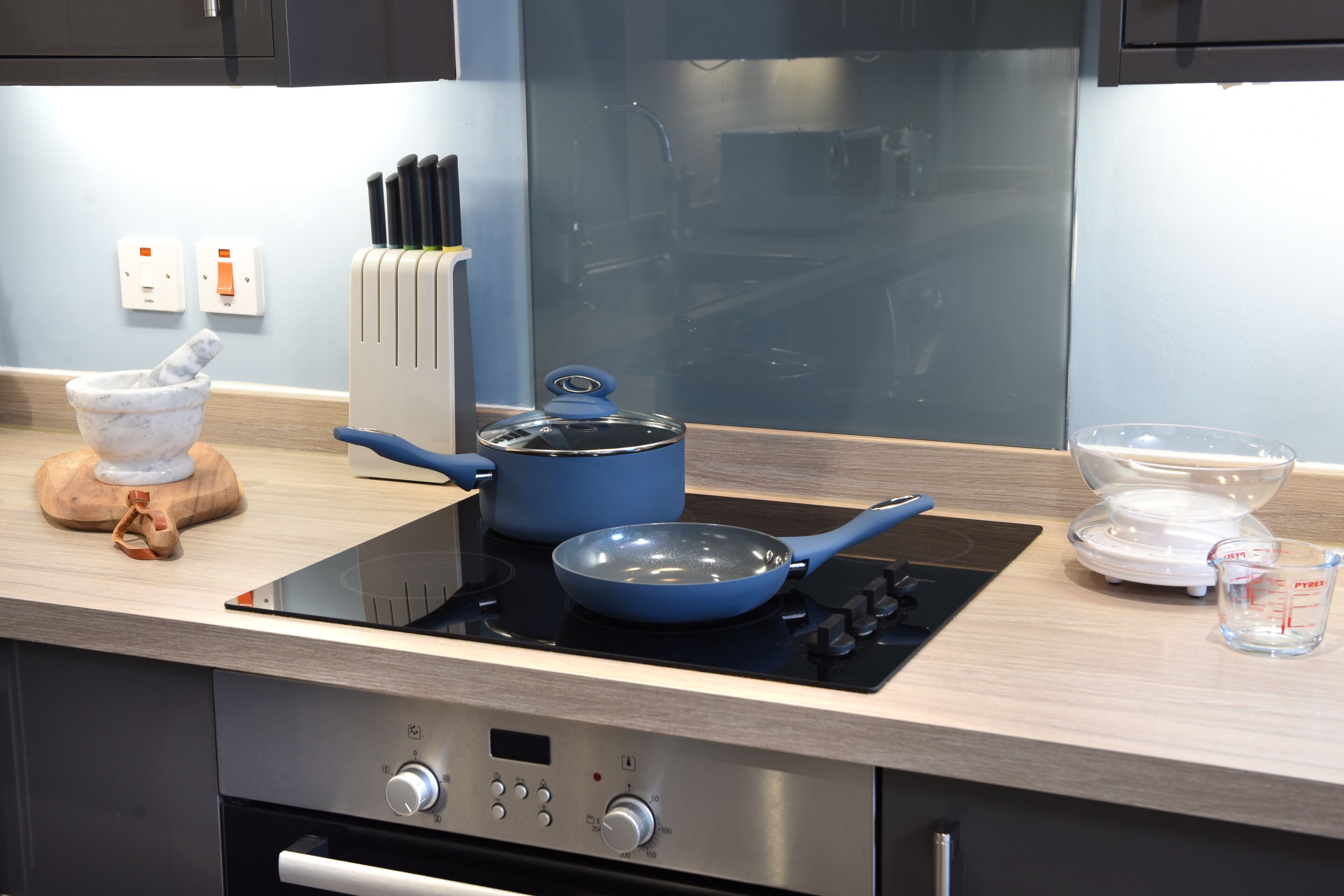 Deluxe Apartment, City View | Shared kitchen