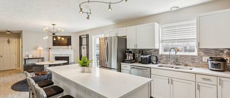 Réfrigérateur, micro-ondes, four, lave-vaisselle