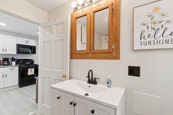 Refrigerador, microondas, horno y cafetera y tetera 