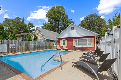 NEW! Dave's Last Resort Poolside - Long Stay Discount - Relaxing Cabin 3