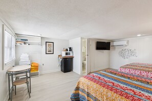1 bedroom, WiFi, bed sheets - NEW! Dave's Last Resort Poolside - Long Stay Discount - Relaxing Cabin 3 (Monticello)