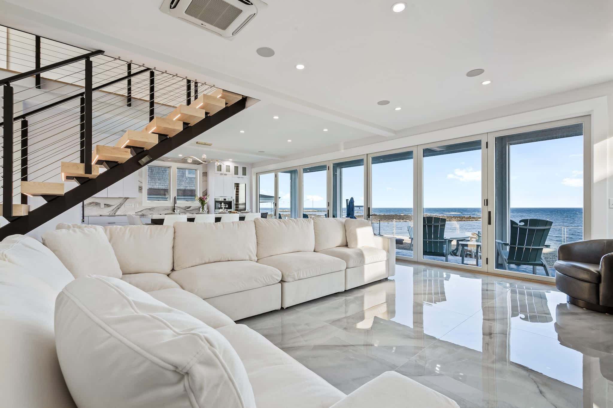 獨棟房屋, 多張床, 庭院, 海景 (Crescent’s Pearl) | 起居區 | 55-吋平面電視、數位頻道、壁爐