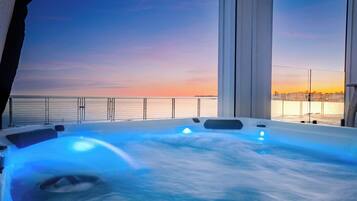 House, Multiple Beds, Patio, Ocean View (Crescent’s Pearl) | Indoor spa tub
