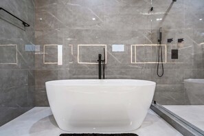 Ferienhaus, Mehrere Betten, Terrasse, Meerblick (Crescent’s Pearl) | Badezimmer | Handtücher
