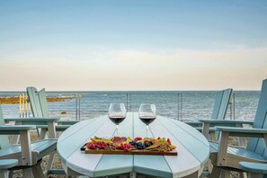 Casa, várias camas, varanda, vista para o oceano (Crescent’s Pearl) | Opções para refeição ao ar livre