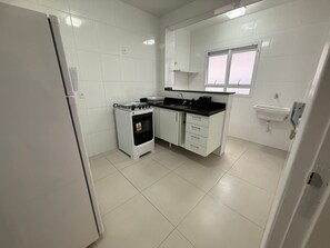 冷蔵庫、オーブン、コーヒー / ティーメーカー、調理器具と食器