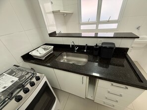 Refrigerador, horno, cafetera y tetera y utensilios de cocina 