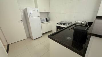 Réfrigérateur, four, cafetière/bouilloire