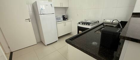 Geladeira, fogão, cafeteira/chaleira