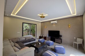 Smart TV, video games, music library, stereo - Villa Mogajorelle Luxury and Calm (Essaouira)