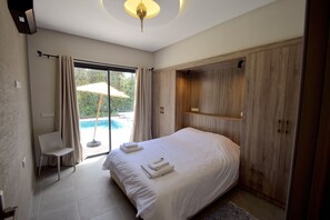 3 habitaciones, tabla de planchar con plancha y cuna de viaje 