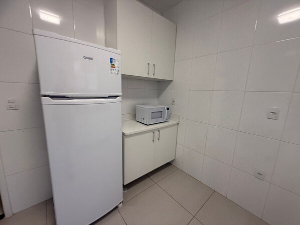 Fridge, microwave, oven, coffee/tea maker