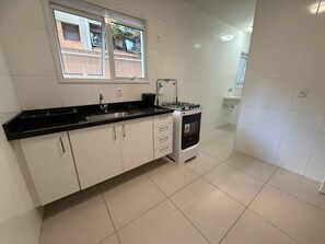 Refrigerador, microondas, horno y cafetera y tetera 