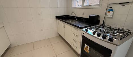 Kühlschrank, Mikrowelle, Ofen, Wasserkocher mit Kaffee-/Teezubehör