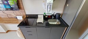 冷蔵庫、電子レンジ、コーヒー / ティーメーカー、調理器具と食器