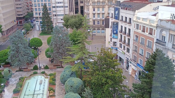 A courtyard with trees, benches, and a pool. - Perfect room for two INDEPENDENT (Albacete)