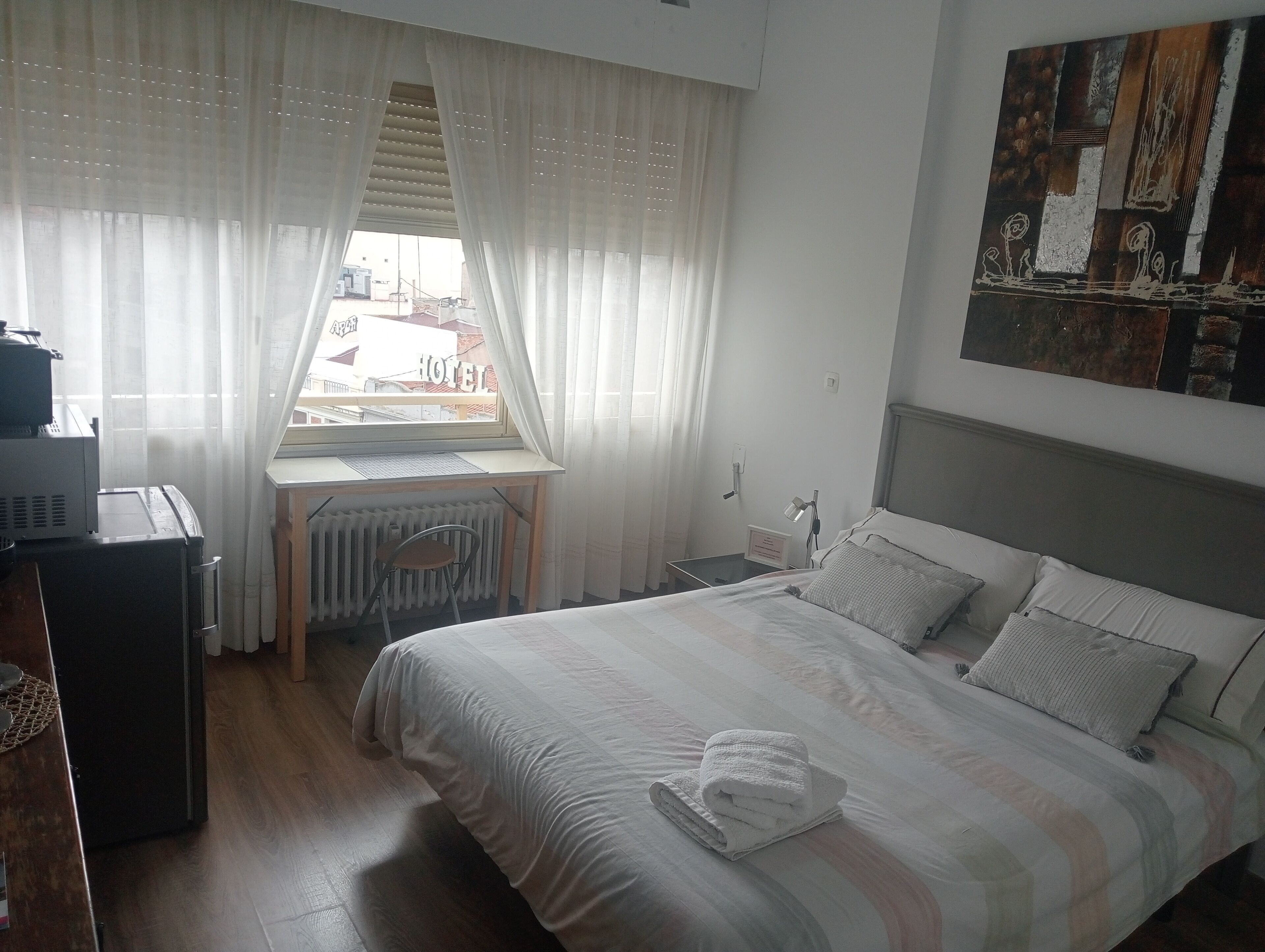 1 slaapkamer, een strijkplank/strijkijzer, wifi, beddengoed