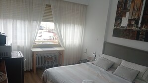 A hotel room with a bed, a desk, and a radiator. - Perfect room for two INDEPENDENT (Albacete)