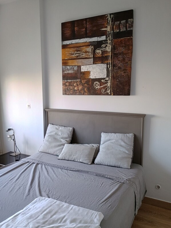 1 غرفة نوم ومكواة/لوح كي وواي فاي وملاءات أسرّة