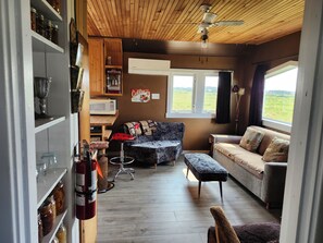 Smart TV, fireplace - Oceanfront Cottage with Fireplace & AC in Charming Kensington, PEI (Kensington)