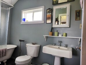 Towels, soap, toilet paper - Oceanfront Cottage with Fireplace & AC in Charming Kensington, PEI (Kensington)
