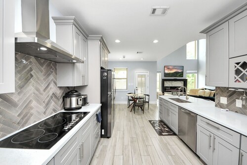 5BR Modern Paradise. Sleeps 15. Family Friendly