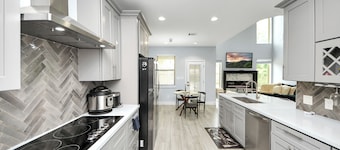 5BR Modern Paradise. Sleeps 15. Family Friendly