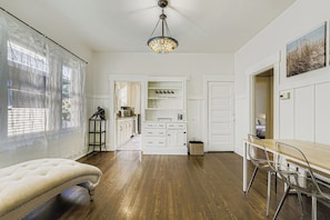3 habitaciones, escritorio, tabla de planchar con plancha y wifi gratis 
