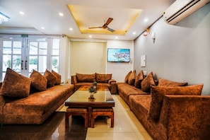 Living area - Hotel Almond (Zirakpur)
