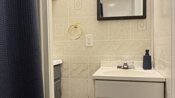 Secador de cabelo, sabonete, shampoo