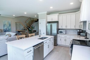 House, Multiple Beds, Patio, Golf View (155 Davis Love) | Private kitchen | Fridge, microwave, oven, stovetop