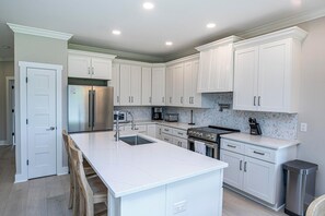 House, Multiple Beds, Patio, Golf View (155 Davis Love) | Private kitchen | Fridge, microwave, oven, stovetop