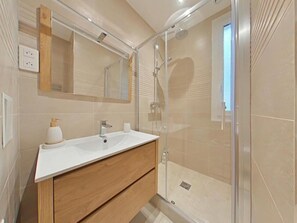 Douche, sèche-cheveux, serviettes fournies, papier toilette