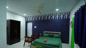 8 bedrooms, iron/ironing board, WiFi, bed sheets