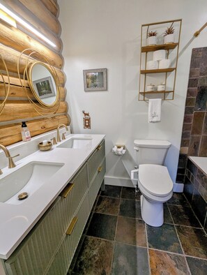 Boblebad, hårføner, bidé og håndklær